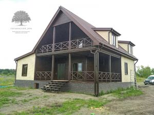 Дом с фасадом вид со двора на веранду и балкон - SIP дом в Житомире - готовый объект компании ”Украинский дом” 